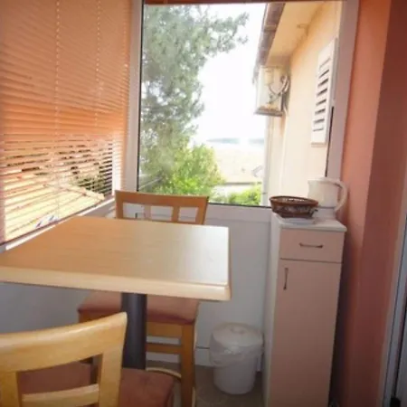 Seafront Pretner - With Balcony And Sea View 아파트